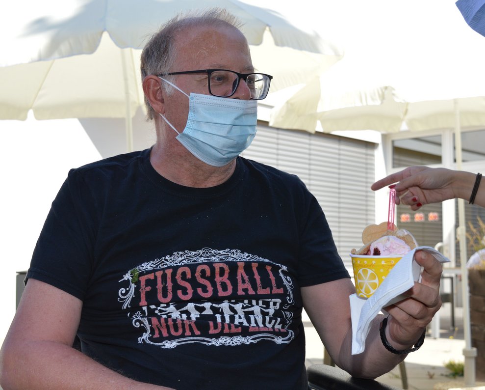 Ein Mann hält ein Eis.