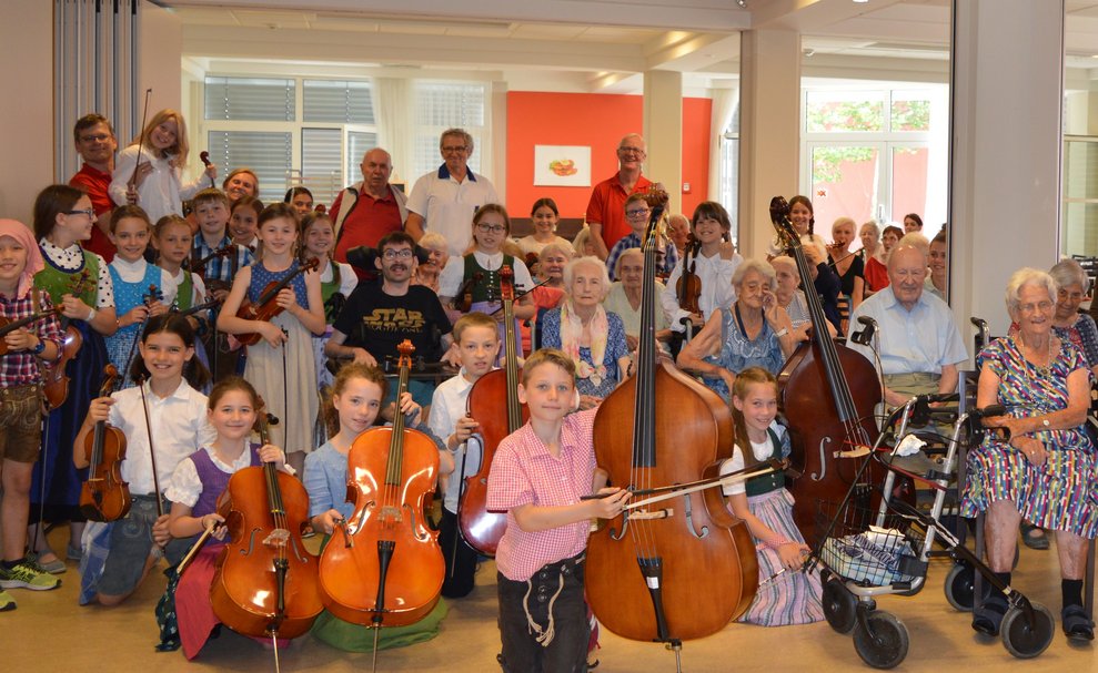 Kinder mit Instrumenten.