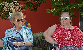 Zwei Damen mit Sonnenbrillen