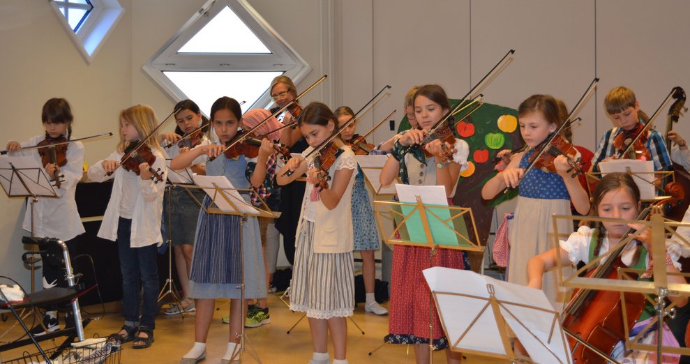 Kinder spielen mit ihren Instrumenten.