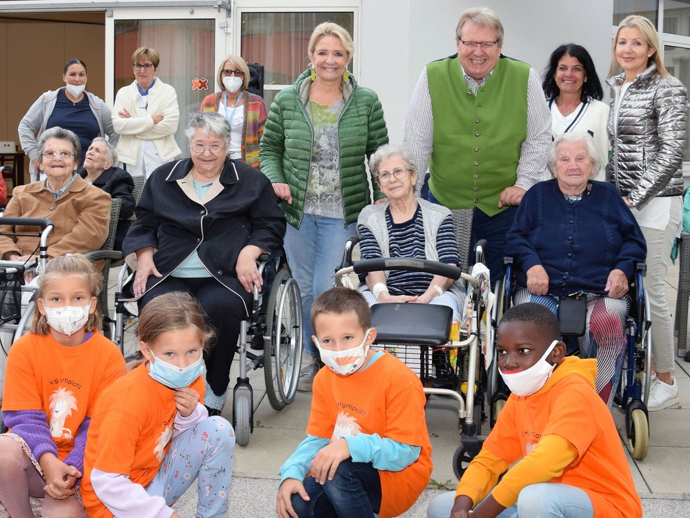 Gruppenfoto Bewohner*innen und Schüler*innen