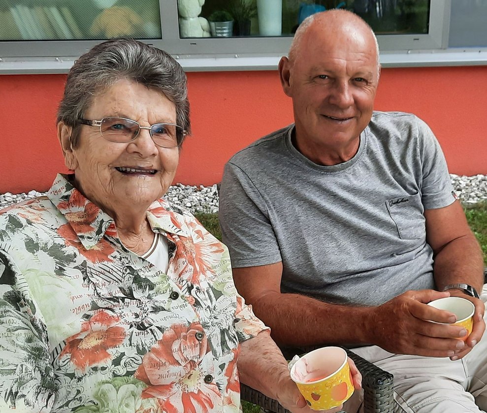 Eine Dame und ein Herr mit Eisbecher