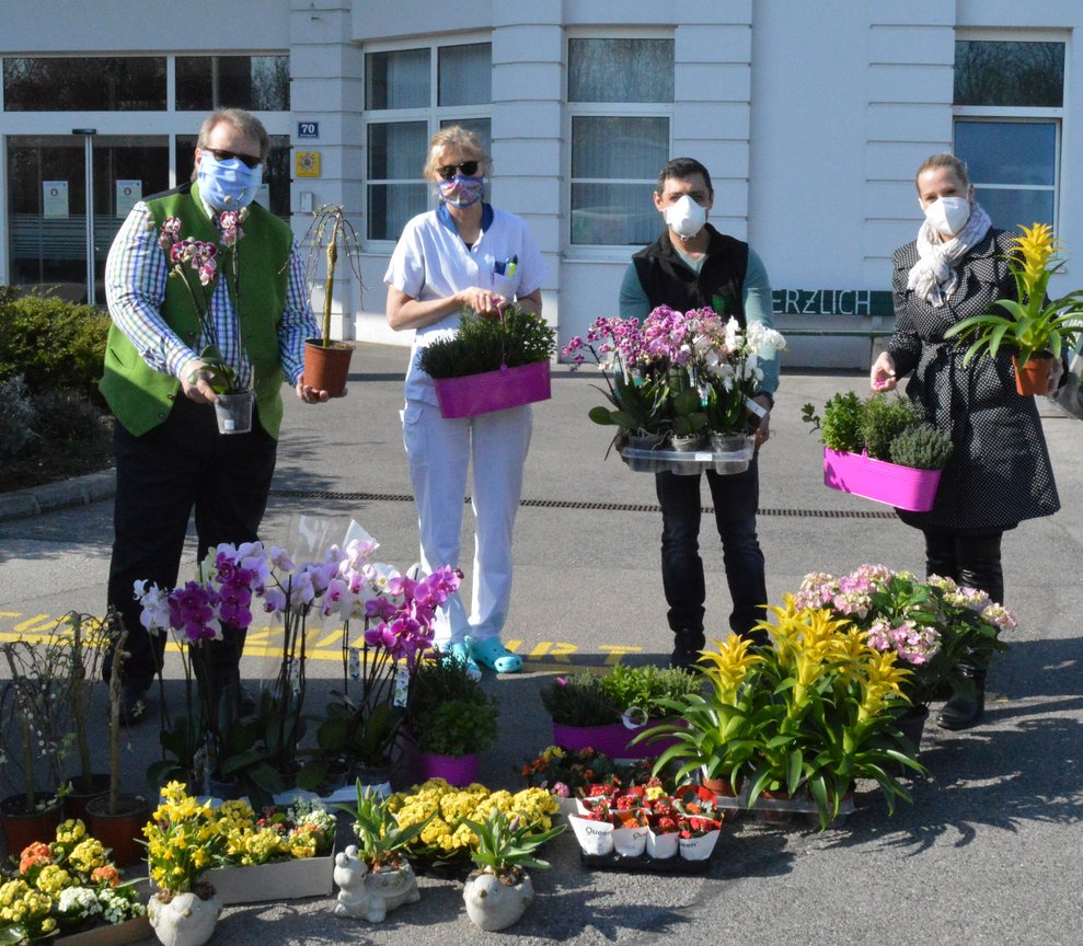 MitarbeiterInnen mit Blumen.