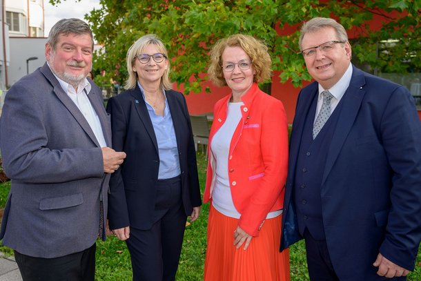 Die Ehrengäste im Garten